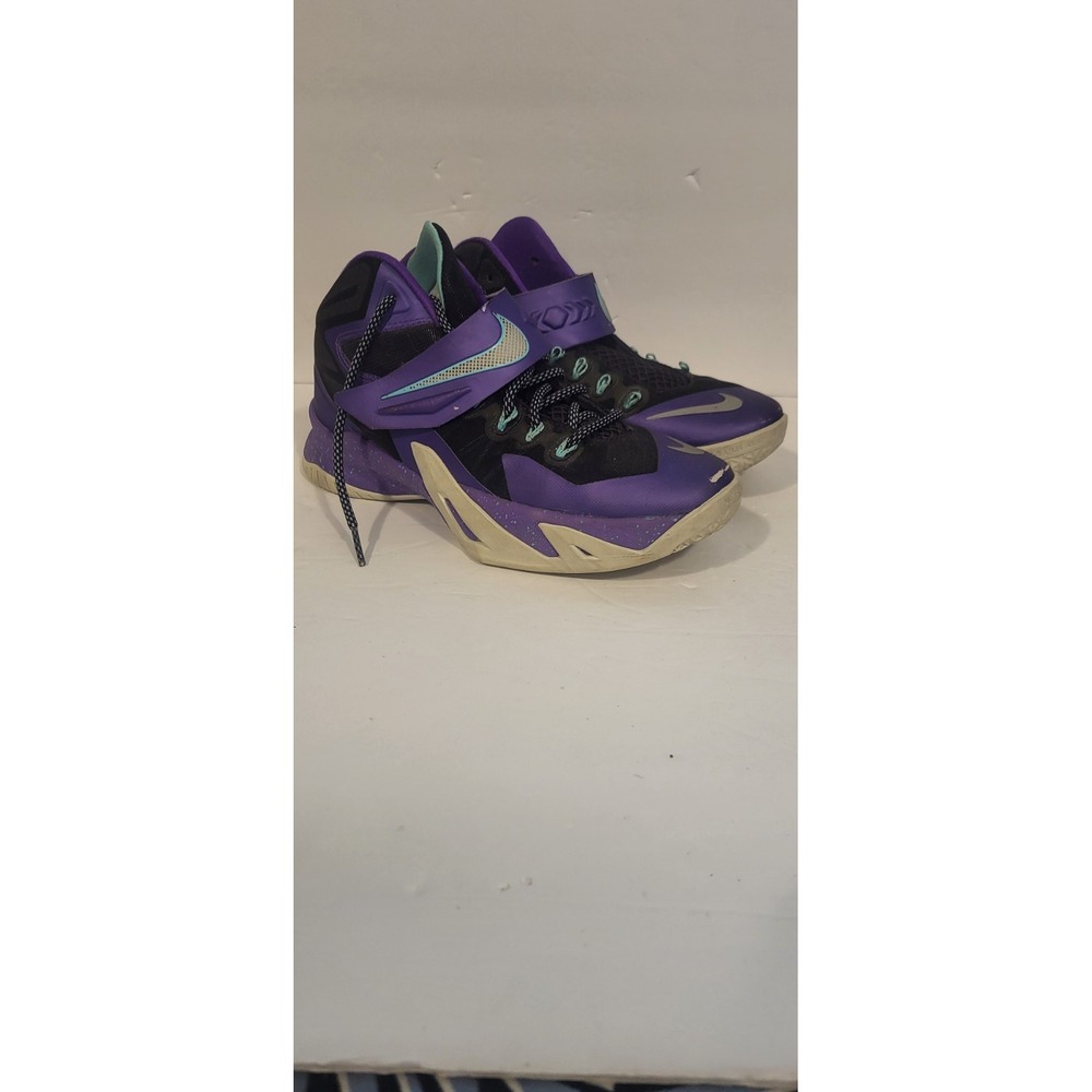 NIKE  Size 5.5 Youth  Sneakers‎ Lebron. Missing One Lace. See Pics.
